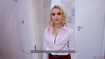 Gadis kuliahan muda berselingkuh dari pacarnya dengan temannya | POV dan cum di dalam vaginanya!